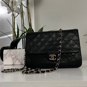 COPY - Vintage Chanel bag in black and gold
